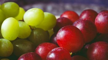 red-and-green-grapes-2196064-676x430